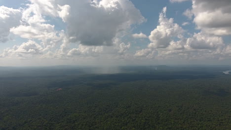 Regenguss-Per-Drohne-über-Dem-Amazonas-Wald,-Sonniger-Tag.-Luftaufnahme